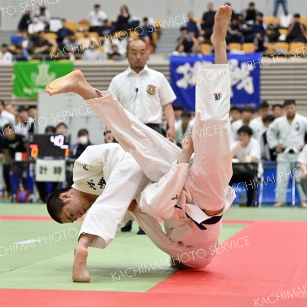 【男子個人戦６０キロ級・決勝】ポイントをリードされ、終盤に猛攻する東海大