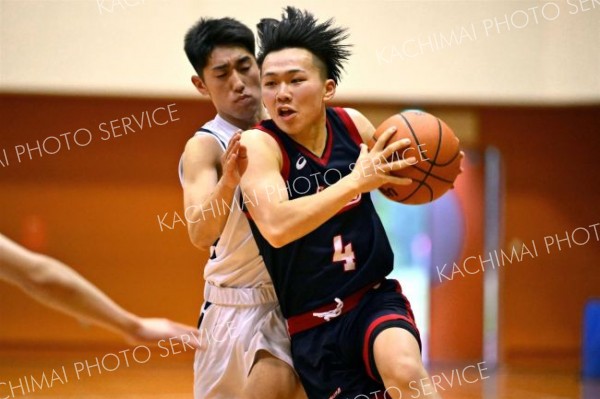 【男子予選トーナメントＢブロック準決勝・白樺学園－函大有斗】第３クォーター、相手のディフェンスを突破し、シュートを狙う白樺学園の安倍巧叶主将（黒色ユニホーム）＝金野和彦撮影