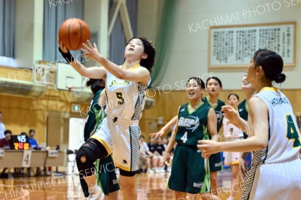 【女子予選トーナメントＣブロック１回戦・白樺学園－小樽双葉】第４クォータ、シュートを狙う白樺学園の佐々木柚奈（左、白色ユニホーム）＝金野和彦撮影