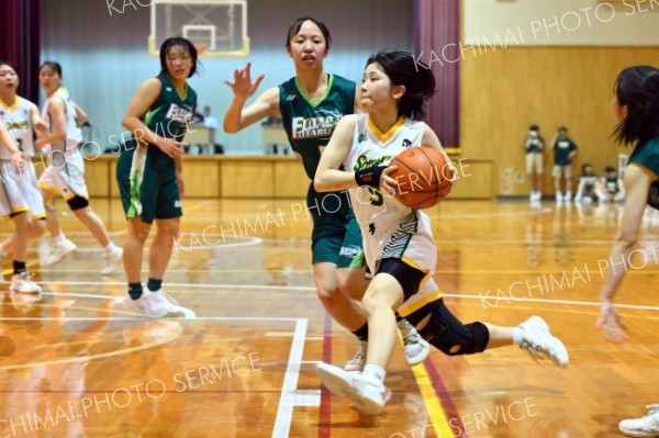 【女子予選トーナメントＣブロック１回戦・白樺学園－小樽双葉】第３クォータ、相手のゴール下へ切れ込む、白樺学園の佐々木柚奈（手前、白色ユニホーム）金野和彦撮影