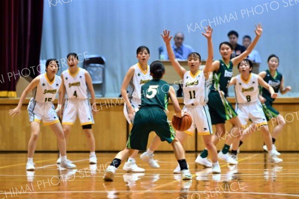 【女子予選トーナメントＣブロック１回戦・白樺学園―小樽双葉】第３クォータ、自軍のゴール下を全員でディフェンスで固める白樺学園（白色ユニホーム）＝金野和彦撮影