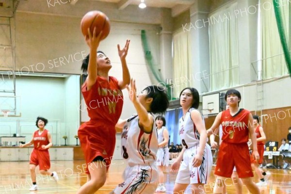 【女子予選トーナメントＢブロック準決勝・帯大谷―札大谷】第３クォーター、シュートを狙う帯大谷の中村華凜（左手前、赤色ユニホーム）＝金野和彦撮影