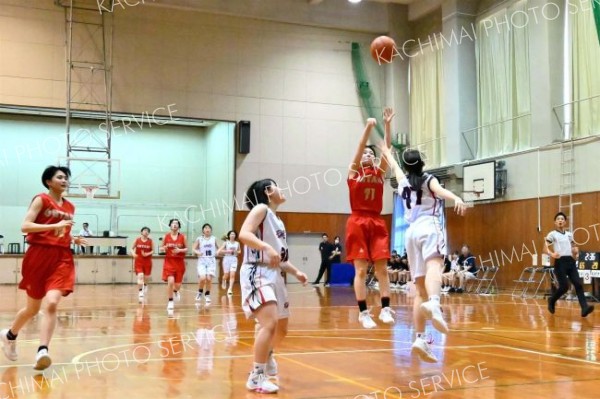 【女子予選トーナメントＢブロック準決勝・帯大谷－札大谷】第３クォーター、帯大谷の藤川凜（右、赤色ユニホーム）がシュートを放つ（金野和彦撮影）