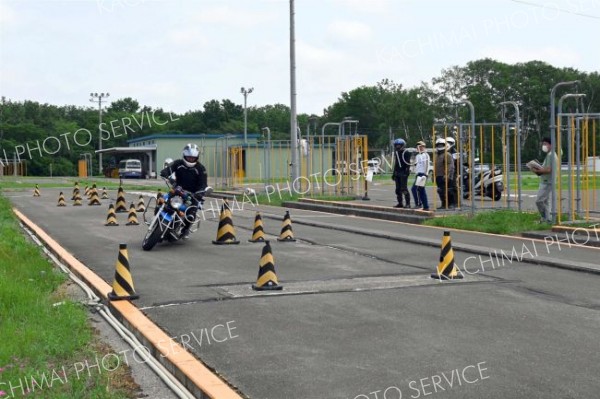 バイクの低速運転技術を競う　おびひろ自動車学校