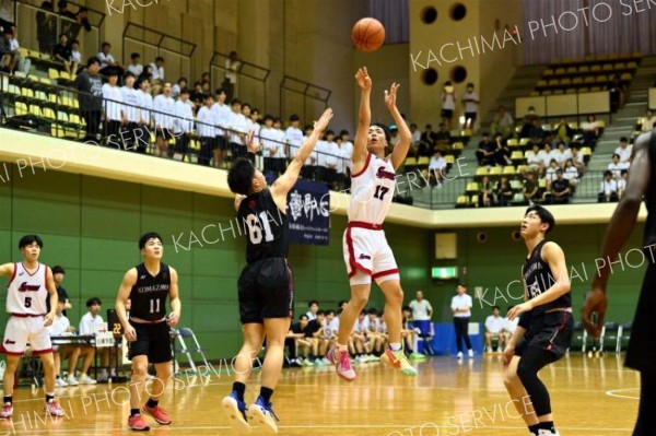 【男子決勝リーグ・白樺学園－駒大苫小牧】（金野和彦撮影）