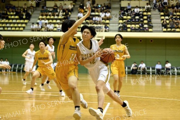 【女子決勝リーグ・帯大谷－札幌東【男子決勝リーグ戦。帯大谷－駒大苫小牧】（金野和彦撮影）】