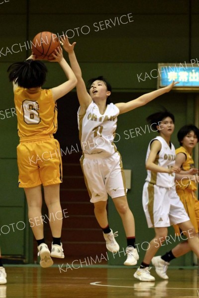 【女子決勝リーグ・帯大谷―札幌東商】第２クォーター、相手のシュートを阻む、帯大谷の藤川凜（手前、白色ユニホーム）＝金野和彦撮影