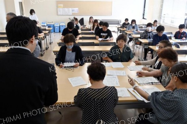 ＮＰＯ音更町文化事業協会音楽部門委員会の６月例会を見学する学生ら