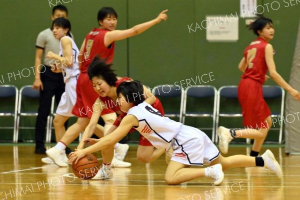 【女子決勝リーグ・帯大谷－日本航空北海道】第４クォーター、ゴール前でボールを奪い合う帯大谷の高井ひより主将（手前、赤色ユニホーム）＝金野和彦撮影）