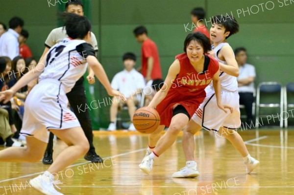 【女子決勝リーグ・帯大谷―日本航空北海道】第２クォーター、帯大谷の高井ひより主将（赤色ユニホーム）がドリブルで攻め上がる（金野和彦撮影）