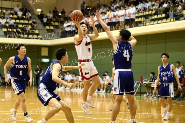 男子決勝リーグ・白樺学園－東海大札幌（金野和彦撮影）