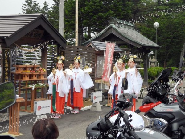 みこによる神楽舞「鈴の舞」