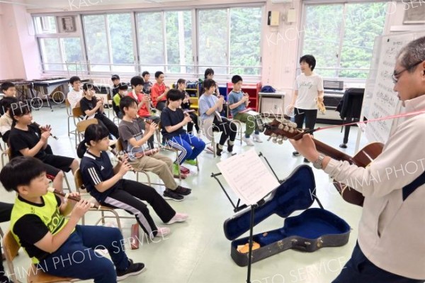 音楽の授業で一緒にリコーダーを演奏する大正小と愛国小の６年生
