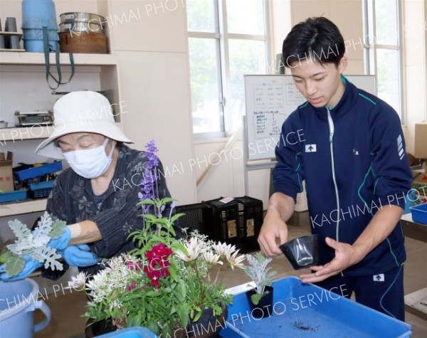 受講者ら音更高校で寄せ植えに挑戦　音更