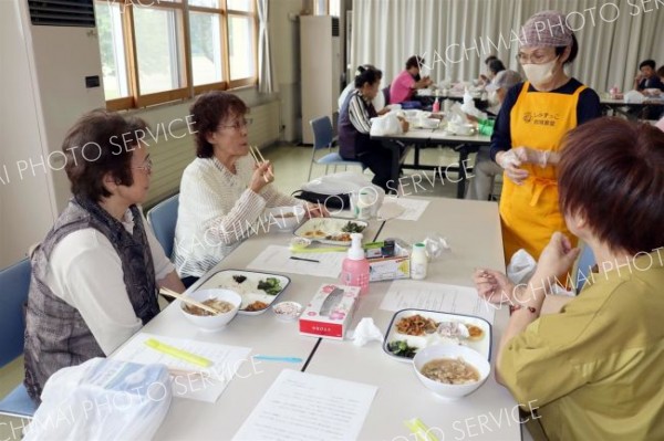 御影で地域食堂　要望に応え５９人が来場