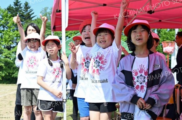 大きな声で幼児競技に声援を送る児童たち