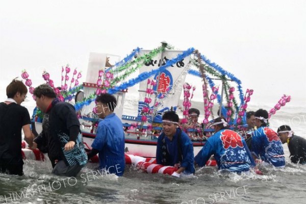 海の中を進む船神輿