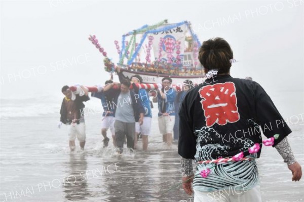 豊漁や安全操業を祈願　波しぶき上げ船神輿　厚内神社本祭 3