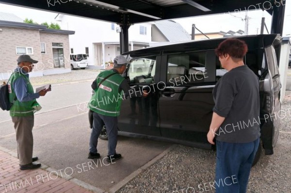 車の施錠をチェックする町内会員と見守る住人（１５日午後２時１５分ごろ、西１８南２付近）