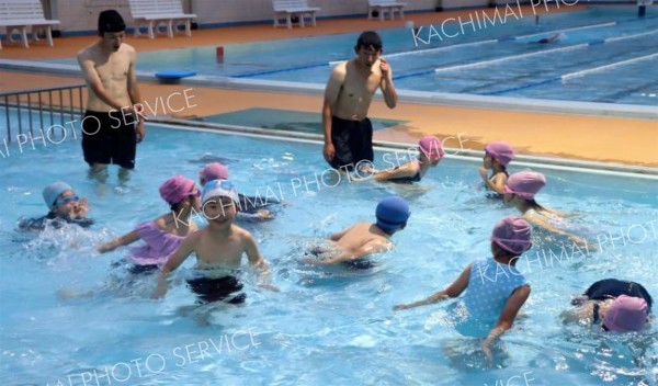 水泳教室で児童ら笑顔で練習励む　上士幌