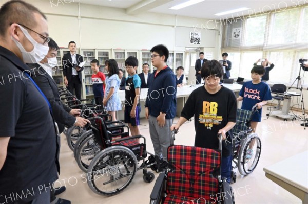 福祉施設へ車いすを寄贈する児童たち
