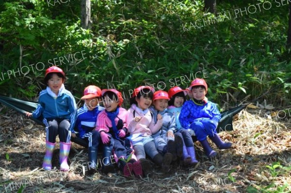森で多彩な遊び楽しむ　池田小１年生