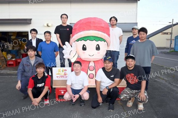 完成「さーたちゃん」の行灯　広高祭の行列に参加　広尾商工青年部