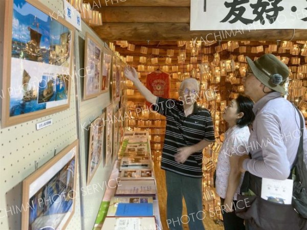 来場者にサンタランドのエピソードを披露する泉さん（写真左）