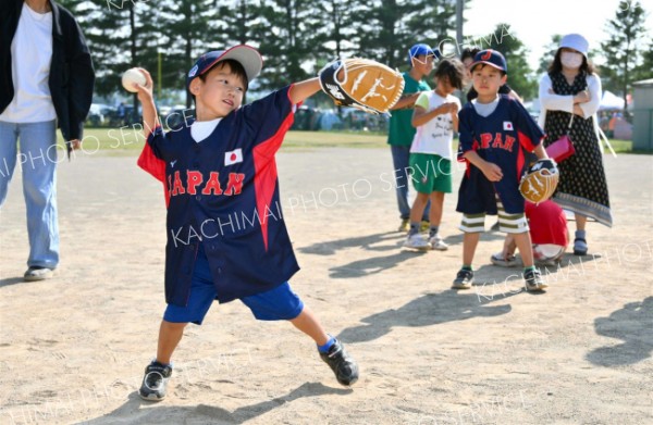 ピッチャー体験では、大谷翔平選手が町内の小学校に寄贈したグローブを手にはめて、気分は日本代表