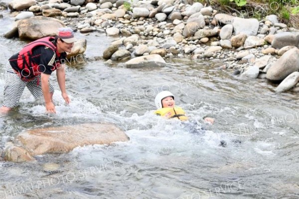 川の流れを体験する児童