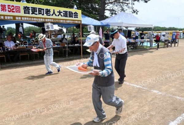 お年寄りハッスル　「老人大運動会」で優勝目指し熱戦　音更