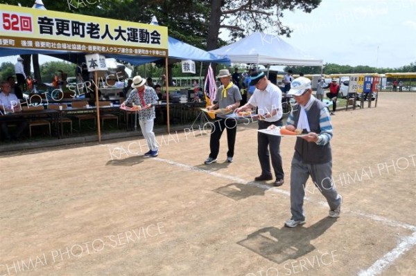 アクリル板に載せた野菜を落とさないようにして競争する「産地直送」で熱戦を繰り広げる出場選手ら