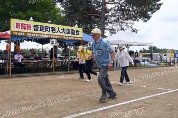 「ピンポンリレー」で熱戦を繰り広げる出場選手ら