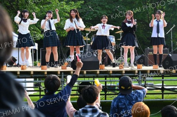 ステージイベントで会場の盛り上がりは昼から最高潮！星槎国際高校のアイドル部はオリジナル曲「十勝晴れ」など３曲を披露した