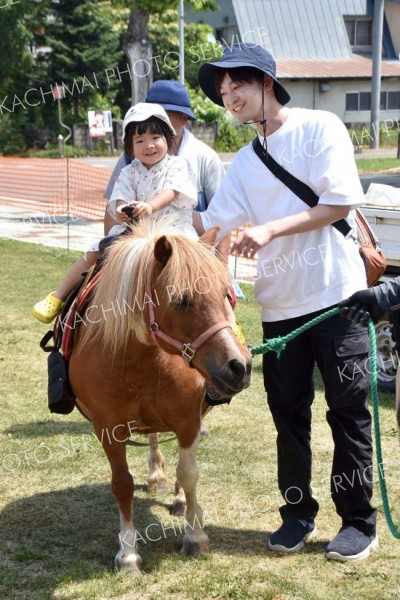 ポニーの背中に乗って特設馬場をゆっくりと１周。貴重な乗馬体験に子どもは笑顔を浮かべて満足そう