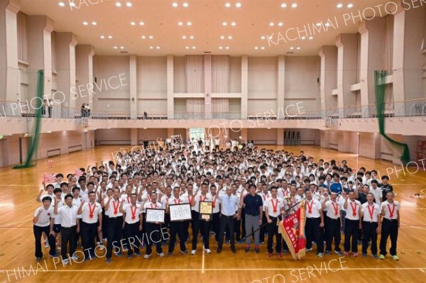 体育館に集まった野球部員と全校生徒（須貝拓也撮影）