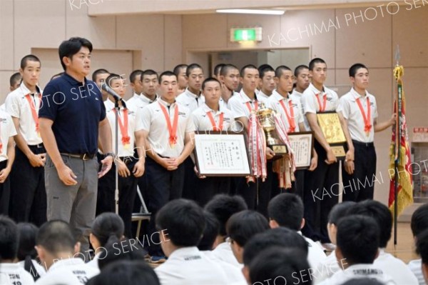 全校をあげての応援に感謝する監督（須貝拓也撮影）