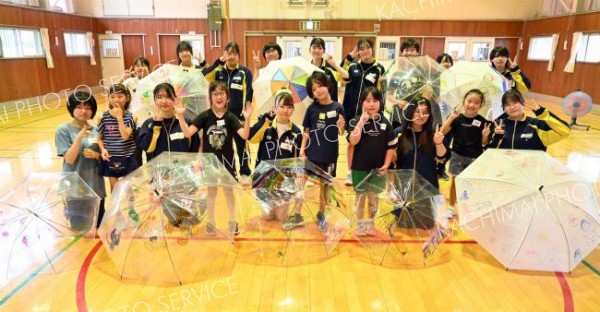 幕別清陵高生が帯広聾学校で交流学習　廃棄傘でアート制作