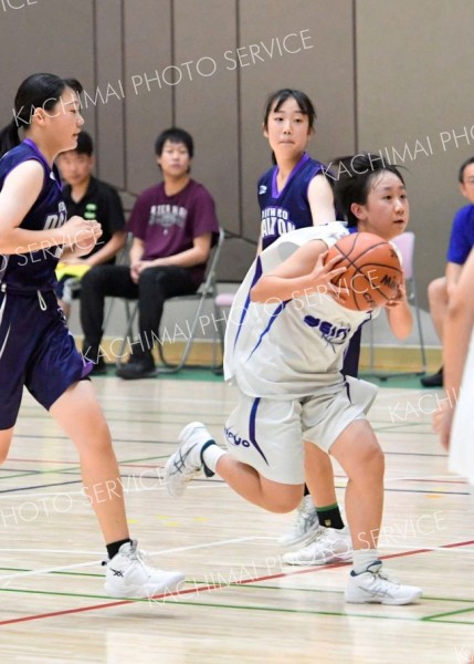 【女子決勝・帯西陵―帯四】帯西陵の三原希愛（３年、右）が華麗なドリブルで相手をかわす