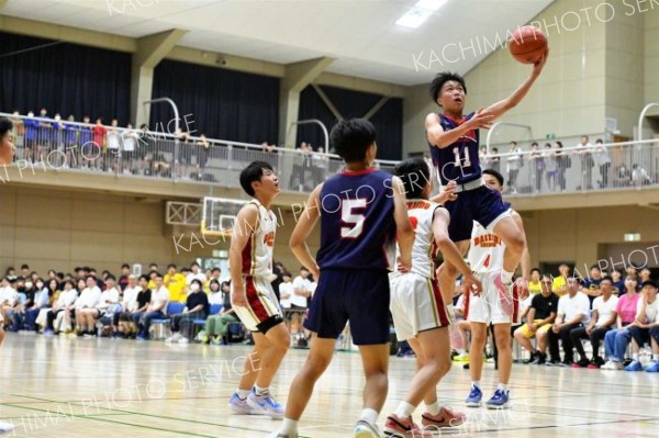 【男子決勝・帯一―帯四】すさまじい跳躍力でゴールに迫る帯四の田中心大（２年、右）