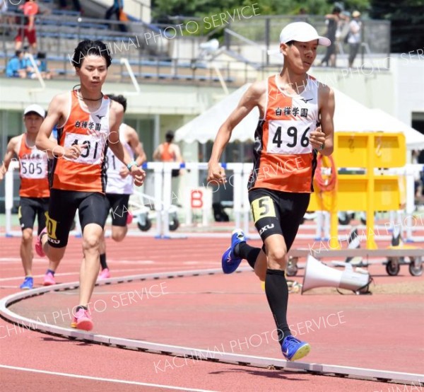 【男子１５００メートル決勝３組】中盤から先頭に立ち４分を切る３分５９秒２１の大会新で優勝した