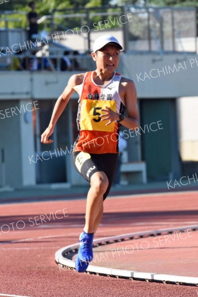 【男子５０００メートル決勝】一人抜け出た安田塙史（白樺学園高）がラスト１周でスパートを掛ける