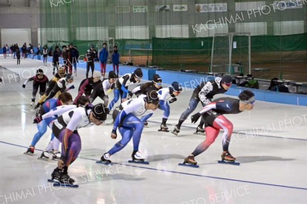営業を開始した明治北海道十勝オーバルのリンクで滑走する選手たち
