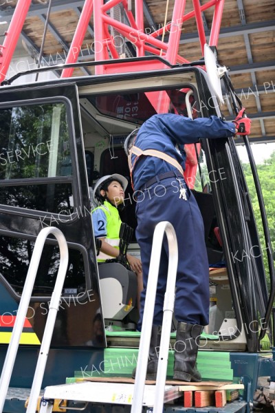 実際に工事で使われているクレーン車に乗り説明を受ける参加者