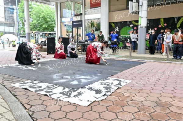 書道教室の生徒らがパフォーマンス披露　ホコテン