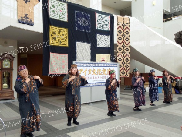 アイヌ古式舞踊を披露する帯広カムイトウウポポ保存会