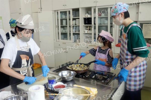 児童が楽しく調理学ぶ　中高生もサポート　夏休み料理教室　士幌