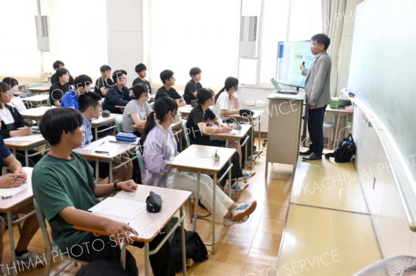 目指す進路へ熱心なまなざし　市内高校で相談会