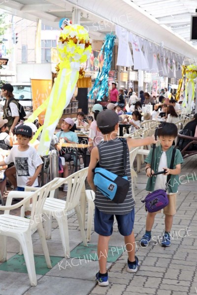 おもちゃの剣で遊ぶ子どもたち（助川かおる撮影）