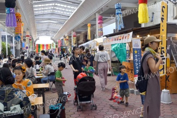 七夕飾りの下、家族連れや友人同士でにぎわう広小路（２日正午ごろ）